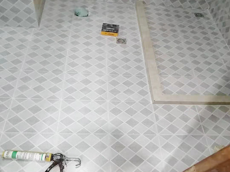 衛(wèi)生間地面改造：對于衛(wèi)生間改造，其次就是需要對其做相應(yīng)的防水處理。因為在日常的家庭中，衛(wèi)生間的水是處處可見的，非常潮濕。衛(wèi)生間內(nèi)的防水涂料是由地面延伸到墻面的，涂刷過程中精良的保證厚度均勻。還需要處理好地面和墻面交界處的各類管件的涂刷。待防水處理完全確定后，等待地面干透就可以做后續(xù)的工程了。這里要著重提醒，衛(wèi)生間下水口位置的防水要特別處理好，保證今后的檢查與維修。