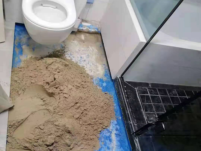 衛(wèi)生間地面改造：對于衛(wèi)生間改造，其次就是需要對其做相應(yīng)的防水處理。因為在日常的家庭中，衛(wèi)生間的水是處處可見的，非常潮濕。衛(wèi)生間內(nèi)的防水涂料是由地面延伸到墻面的，涂刷過程中精良的保證厚度均勻。還需要處理好地面和墻面交界處的各類管件的涂刷。待防水處理完全確定后，等待地面干透就可以做后續(xù)的工程了。這里要著重提醒，衛(wèi)生間下水口位置的防水要特別處理好，保證今后的檢查與維修。