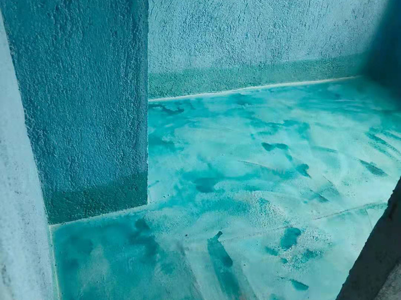 基層處理是衛(wèi)生間做防水的基礎(chǔ)工作，要找平地面，確保地面的平整干凈。鋪貼涂料時(shí)要做到用力均勻，不能漏刷、缺刷，避免脫落、開裂等，過于干燥的季節(jié)也不適宜做防水。涂刷的厚度小于1毫米比較好。做完防水涂層后一定要涂上表面防護(hù)涂料，對(duì)內(nèi)部材料起到保護(hù)的作用。鋪保護(hù)層與鋪防水涂料一樣要做到均勻、無裂痕、不脫落。閉水實(shí)驗(yàn)是衛(wèi)生間做防水的最后一步，對(duì)防水施工進(jìn)行檢查。在防水層徹底干透后，在衛(wèi)生間蓄水24小時(shí)以上，看是否有漏水等現(xiàn)象。