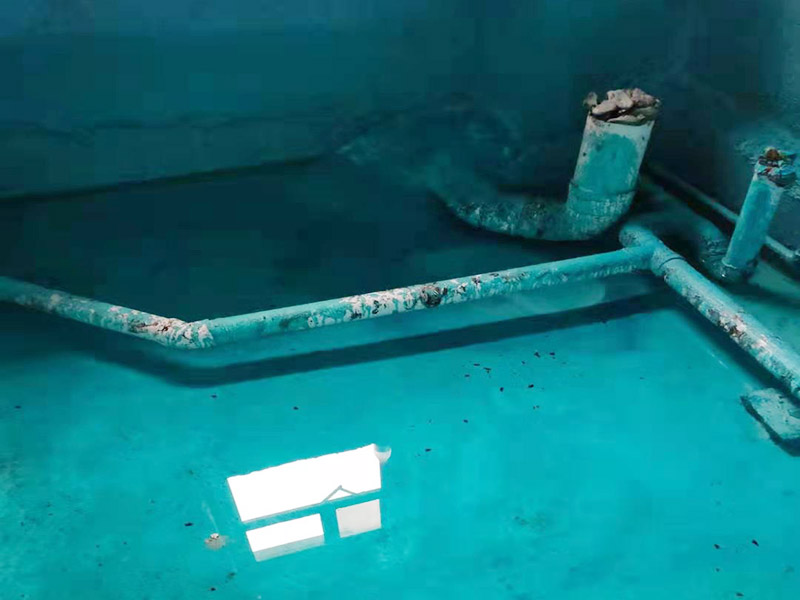 基層處理是衛(wèi)生間做防水的基礎(chǔ)工作，要找平地面，確保地面的平整干凈。鋪貼涂料時(shí)要做到用力均勻，不能漏刷、缺刷，避免脫落、開裂等，過于干燥的季節(jié)也不適宜做防水。涂刷的厚度小于1毫米比較好。做完防水涂層后一定要涂上表面防護(hù)涂料，對(duì)內(nèi)部材料起到保護(hù)的作用。鋪保護(hù)層與鋪防水涂料一樣要做到均勻、無裂痕、不脫落。閉水實(shí)驗(yàn)是衛(wèi)生間做防水的最后一步，對(duì)防水施工進(jìn)行檢查。在防水層徹底干透后，在衛(wèi)生間蓄水24小時(shí)以上，看是否有漏水等現(xiàn)象。