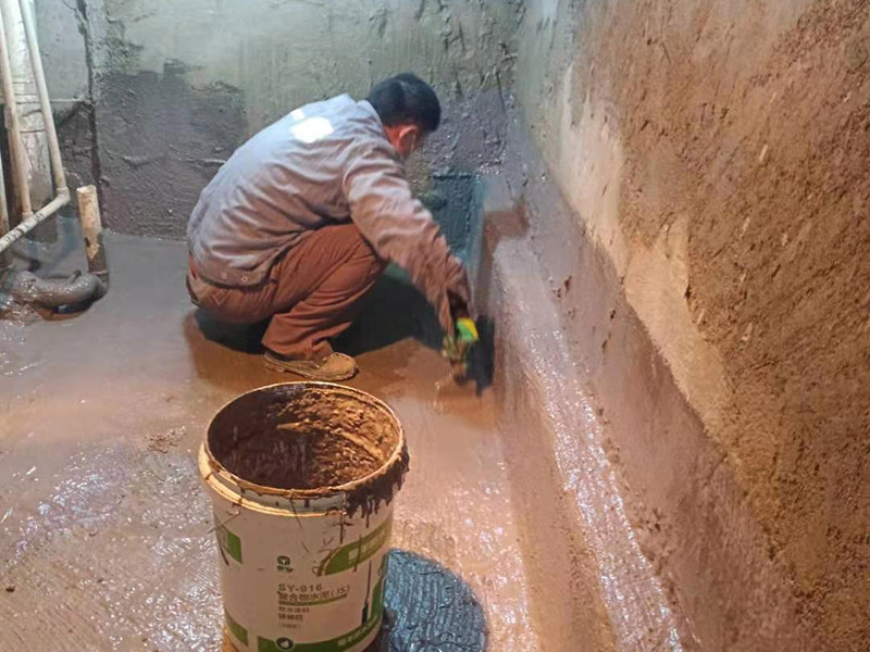 基層處理是衛(wèi)生間做防水的基礎工作，要找平地面，確保地面的平整干凈。鋪貼涂料時要做到用力均勻，不能漏刷、缺刷，避免脫落、開裂等，過于干燥的季節(jié)也不適宜做防水。涂刷的厚度小于1毫米比較好。做完防水涂層后一定要涂上表面防護涂料，對內部材料起到保護的作用。鋪保護層與鋪防水涂料一樣要做到均勻、無裂痕、不脫落。閉水實驗是衛(wèi)生間做防水的最后一步，對防水施工進行檢查。在防水層徹底干透后，在衛(wèi)生間蓄水24小時以上，看是否有漏水等現象。