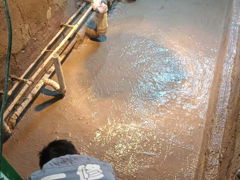 基層處理是衛(wèi)生間做防水的基礎工作，要找平地面，確保地面的平整干凈。鋪貼涂料時要做到用力均勻，不能漏刷、缺刷，避免脫落、開裂等，過于干燥的季節(jié)也不適宜做防水。涂刷的厚度小于1毫米比較好。做完防水涂層后一定要涂上表面防護涂料，對內部材料起到保護的作用。鋪保護層與鋪防水涂料一樣要做到均勻、無裂痕、不脫落。閉水實驗是衛(wèi)生間做防水的最后一步，對防水施工進行檢查。在防水層徹底干透后，在衛(wèi)生間蓄水24小時以上，看是否有漏水等現象。