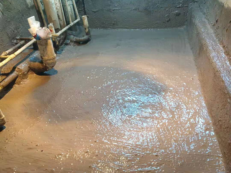 基層處理是衛(wèi)生間做防水的基礎工作，要找平地面，確保地面的平整干凈。鋪貼涂料時要做到用力均勻，不能漏刷、缺刷，避免脫落、開裂等，過于干燥的季節(jié)也不適宜做防水。涂刷的厚度小于1毫米比較好。做完防水涂層后一定要涂上表面防護涂料，對內部材料起到保護的作用。鋪保護層與鋪防水涂料一樣要做到均勻、無裂痕、不脫落。閉水實驗是衛(wèi)生間做防水的最后一步，對防水施工進行檢查。在防水層徹底干透后，在衛(wèi)生間蓄水24小時以上，看是否有漏水等現象。