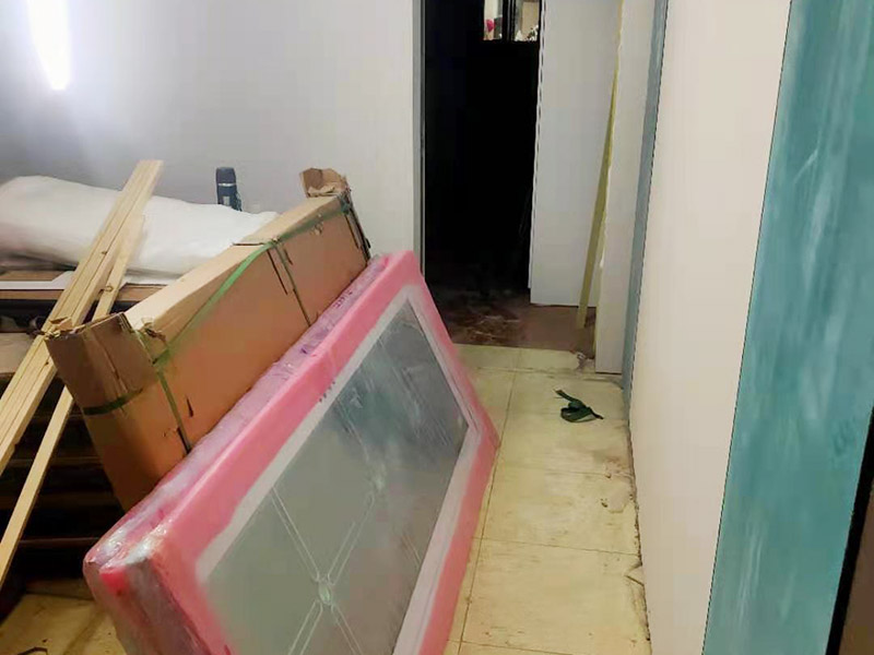 門鎖維修更換：首先要擰開門鎖面板的固定螺絲，并取下把手松動一側(cè)的面板。找到把手的固定螺絲擰緊，最后原樣裝回即可。 鎖芯的損壞更換，首先要擰開鎖芯的固定螺絲，并取出鎖芯。然后更換與原鎖匹配的鎖芯，對準(zhǔn)位置擰緊加固螺絲。