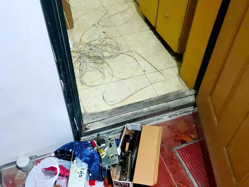 門鎖維修更換：首先要擰開門鎖面板的固定螺絲，并取下把手松動一側(cè)的面板。找到把手的固定螺絲擰緊，最后原樣裝回即可。 鎖芯的損壞更換，首先要擰開鎖芯的固定螺絲，并取出鎖芯。然后更換與原鎖匹配的鎖芯，對準(zhǔn)位置擰緊加固螺絲。