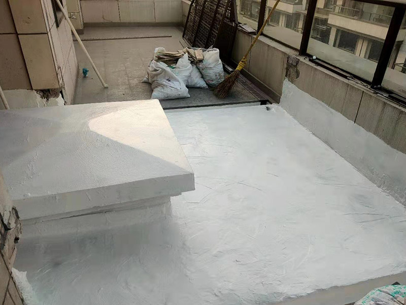 屋面高彈涂刷：清理基層，施工前要將基層表面的塵土和雜物清理干凈，然后用熱熔法改性瀝青卷材對(duì)防水層施工前在水落口、管根、陰陽角等細(xì)部先做好附加層。熱熔封邊，用噴槍將卷材搭接處加熱，讓其粘結(jié)牢固，然后涂刷第一遍防水涂料。防水施工前要先保證地面干凈、干燥，防水涂料要滿涂，確保無遺漏，與基層結(jié)合要牢固，無裂紋和氣泡等，防水涂料厚度要達(dá)到產(chǎn)品規(guī)定的要求。