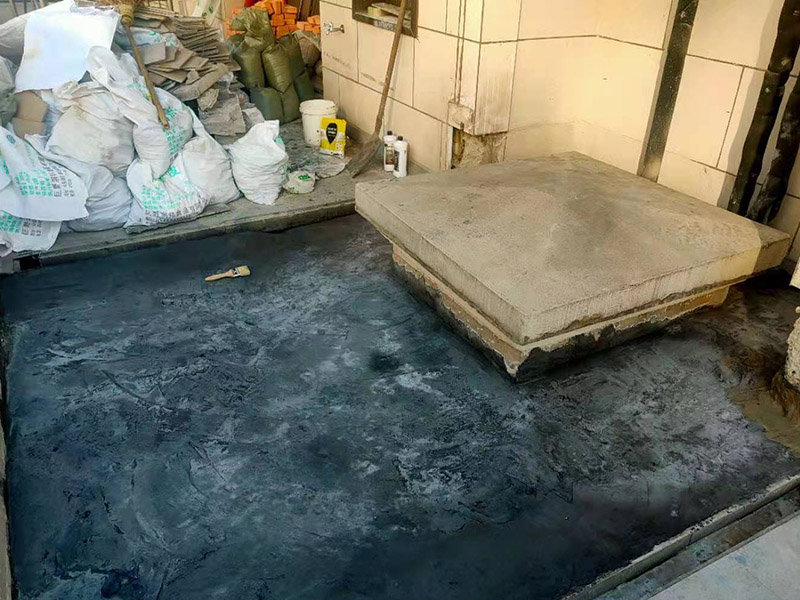 屋面高彈涂刷：清理基層，施工前要將基層表面的塵土和雜物清理干凈，然后用熱熔法改性瀝青卷材對(duì)防水層施工前在水落口、管根、陰陽角等細(xì)部先做好附加層。熱熔封邊，用噴槍將卷材搭接處加熱，讓其粘結(jié)牢固，然后涂刷第一遍防水涂料。防水施工前要先保證地面干凈、干燥，防水涂料要滿涂，確保無遺漏，與基層結(jié)合要牢固，無裂紋和氣泡等，防水涂料厚度要達(dá)到產(chǎn)品規(guī)定的要求。