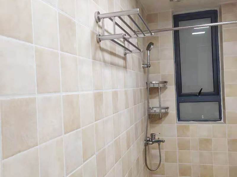 衛(wèi)生間家具五金安裝:柜類安裝順序一般為由下到上，由里到外，以免造成繁復(fù)拆裝和柜頭無處安放的情況。床類實(shí)木家具安裝順序一般為先安裝床的架，然后將床杠、床屏、床尾依次連接。