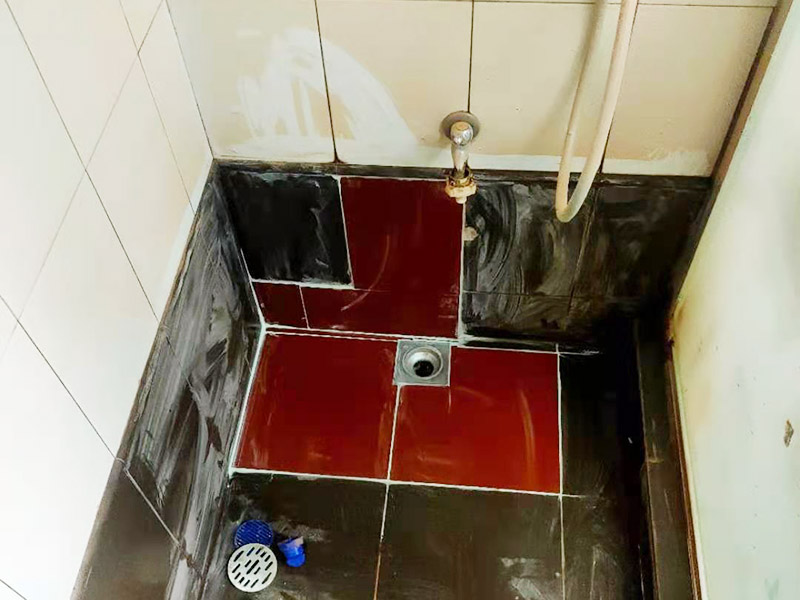 瓷磚修補(bǔ)維修:1，用錘子和鑿子，敲掉破損的瓷磚及原有的瓷磚粘合劑，直到露出原來(lái)的水泥墻面。 2，調(diào)好瓷磚粘合劑 3，先將瓷磚粘合劑拌勻，再用抹刀將瓷磚粘合劑涂抹到瓷磚背面。 4，粘合劑涂到瓷磚上之后，可以在粘合劑表面刮出鋸齒痕跡，增加瓷磚的粘合力，然后將瓷磚貼到墻面上。