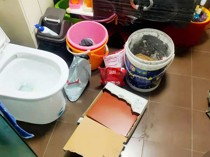 瓷磚修補(bǔ)維修:1，用錘子和鑿子，敲掉破損的瓷磚及原有的瓷磚粘合劑，直到露出原來(lái)的水泥墻面。 2，調(diào)好瓷磚粘合劑 3，先將瓷磚粘合劑拌勻，再用抹刀將瓷磚粘合劑涂抹到瓷磚背面。 4，粘合劑涂到瓷磚上之后，可以在粘合劑表面刮出鋸齒痕跡，增加瓷磚的粘合力，然后將瓷磚貼到墻面上。