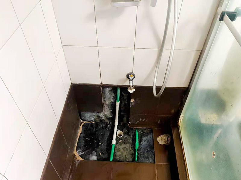 瓷磚修補(bǔ)維修:1，用錘子和鑿子，敲掉破損的瓷磚及原有的瓷磚粘合劑，直到露出原來(lái)的水泥墻面。 2，調(diào)好瓷磚粘合劑 3，先將瓷磚粘合劑拌勻，再用抹刀將瓷磚粘合劑涂抹到瓷磚背面。 4，粘合劑涂到瓷磚上之后，可以在粘合劑表面刮出鋸齒痕跡，增加瓷磚的粘合力，然后將瓷磚貼到墻面上。