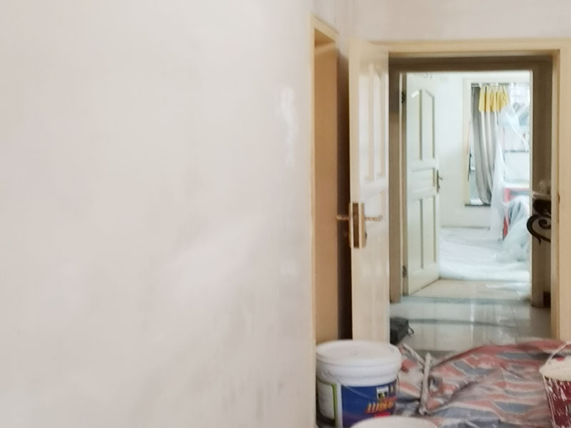 墻面刮膩?zhàn)泳S修:刮膩?zhàn)訉?duì)不同的墻體有著不同的要求，像比較常見的混凝土的墻面，會(huì)出現(xiàn)一些氣孔與鼓起的現(xiàn)象，所以就要先把墻面修平整掉，磨平凸起處，填補(bǔ)凹陷處。如果是預(yù)制混凝土的墻面，那么它的表面層就會(huì)有一些砂礫與疙瘩的現(xiàn)象，這個(gè)時(shí)候就需要專業(yè)的施工人員，使用用鋼絲刷把墻面整體的刷一遍。