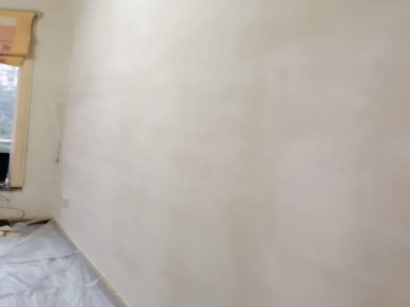 墻面刮膩?zhàn)泳S修:刮膩?zhàn)訉?duì)不同的墻體有著不同的要求，像比較常見的混凝土的墻面，會(huì)出現(xiàn)一些氣孔與鼓起的現(xiàn)象，所以就要先把墻面修平整掉，磨平凸起處，填補(bǔ)凹陷處。如果是預(yù)制混凝土的墻面，那么它的表面層就會(huì)有一些砂礫與疙瘩的現(xiàn)象，這個(gè)時(shí)候就需要專業(yè)的施工人員，使用用鋼絲刷把墻面整體的刷一遍。