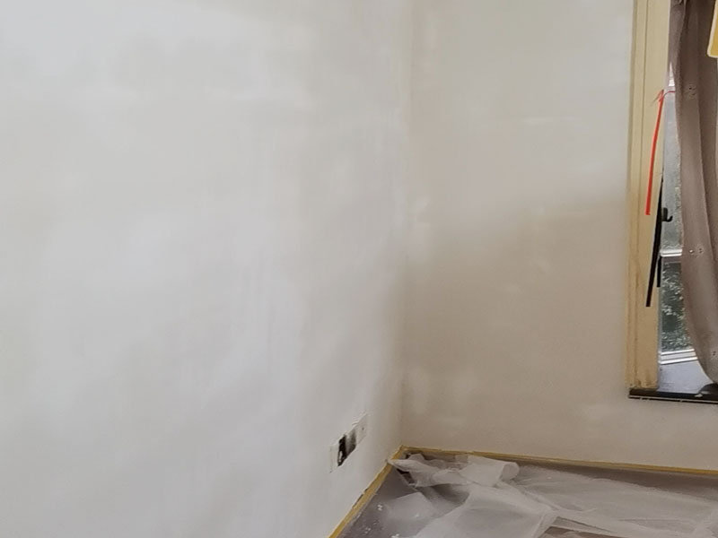 墻面刮膩?zhàn)泳S修:刮膩?zhàn)訉?duì)不同的墻體有著不同的要求，像比較常見的混凝土的墻面，會(huì)出現(xiàn)一些氣孔與鼓起的現(xiàn)象，所以就要先把墻面修平整掉，磨平凸起處，填補(bǔ)凹陷處。如果是預(yù)制混凝土的墻面，那么它的表面層就會(huì)有一些砂礫與疙瘩的現(xiàn)象，這個(gè)時(shí)候就需要專業(yè)的施工人員，使用用鋼絲刷把墻面整體的刷一遍。