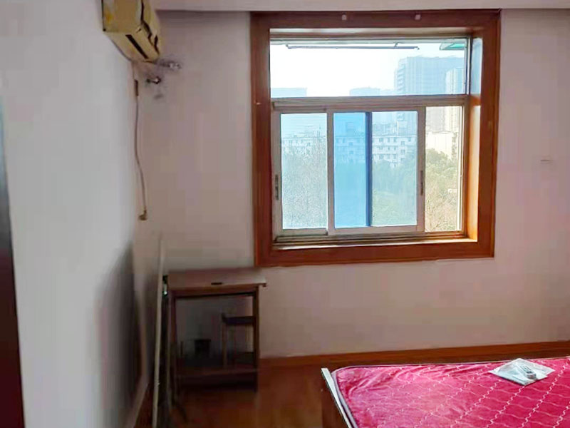 全屋翻新裝修施工：在舊房翻新中最先實施的是主題拆除，其中主要包括墻面、地面、門窗、水路、電路等各方面的拆除。提醒各位裝修業(yè)主們在拆除過程中，廚衛(wèi)的墻磚鏟除中防水層是極易被損壞的，所以裝修業(yè)主們在墻面抹灰完成后一定要重新做防水。拆改會產(chǎn)生許多的垃圾，要及時清理，同時老房翻新過程中時刻保持室內(nèi)的清潔，這對于施工也是非常方便的。 舊房翻新業(yè)主們在做結(jié)構(gòu)優(yōu)化時，廚房、衛(wèi)生間在包立管時一定要留有檢查口以便維修，舊房的承重墻一定不能拆除否則造成安全隱患。 接下來就是隱蔽工程的實施了。其中包括檢查吊頂內(nèi)的供水、空調(diào)、通風(fēng)等設(shè)施的管道、線路、設(shè)備是否已做密閉試驗，電器絕緣、電阻測試，連接是否牢固、接頭做法是否符合要求、易燃材料是否已做防火等。 然后就是水路的改造，這是舊房翻新最重要的項目之一。首先裝修業(yè)主們要檢查舊房本來的上、下水路是否銹蝕、老化。對于勉強(qiáng)能使用的水路管線，今后的使用過程中會出現(xiàn)滲水、漏水等諸多問題使得更加麻煩。