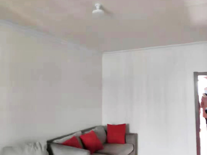 全屋翻新裝修施工：在舊房翻新中最先實施的是主題拆除，其中主要包括墻面、地面、門窗、水路、電路等各方面的拆除。提醒各位裝修業(yè)主們在拆除過程中，廚衛(wèi)的墻磚鏟除中防水層是極易被損壞的，所以裝修業(yè)主們在墻面抹灰完成后一定要重新做防水。拆改會產(chǎn)生許多的垃圾，要及時清理，同時老房翻新過程中時刻保持室內(nèi)的清潔，這對于施工也是非常方便的。 舊房翻新業(yè)主們在做結(jié)構(gòu)優(yōu)化時，廚房、衛(wèi)生間在包立管時一定要留有檢查口以便維修，舊房的承重墻一定不能拆除否則造成安全隱患。 接下來就是隱蔽工程的實施了。其中包括檢查吊頂內(nèi)的供水、空調(diào)、通風(fēng)等設(shè)施的管道、線路、設(shè)備是否已做密閉試驗，電器絕緣、電阻測試，連接是否牢固、接頭做法是否符合要求、易燃材料是否已做防火等。 然后就是水路的改造，這是舊房翻新最重要的項目之一。首先裝修業(yè)主們要檢查舊房本來的上、下水路是否銹蝕、老化。對于勉強(qiáng)能使用的水路管線，今后的使用過程中會出現(xiàn)滲水、漏水等諸多問題使得更加麻煩。