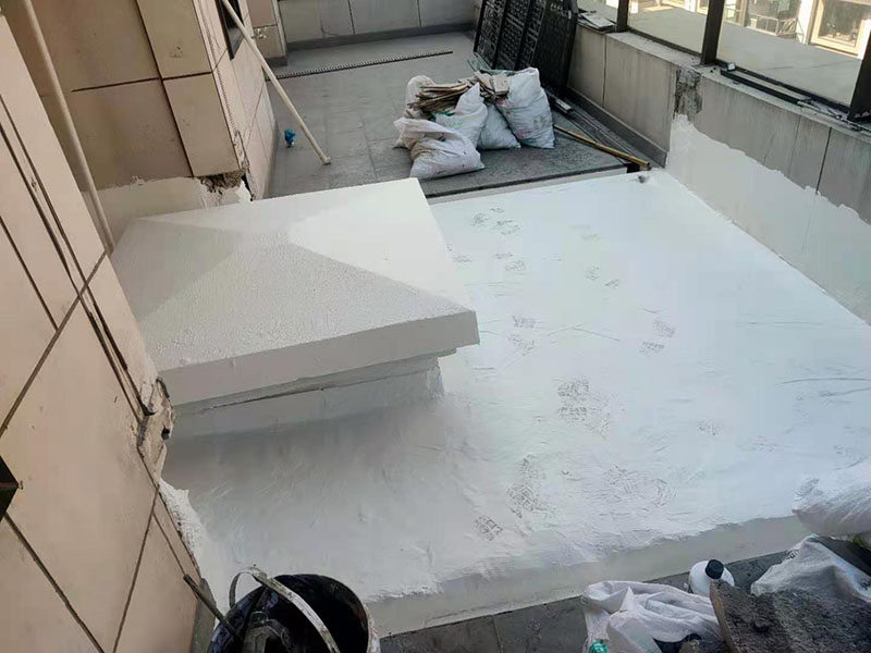 覆蓋底部丙綸保護(hù)層：清理基層，施工前要將基層表面的塵土和雜物清理干凈，然后用熱熔法改性瀝青卷材對(duì)防水層施工前在水落口、管根、陰陽(yáng)角等細(xì)部先做好附加層。鋪貼卷材，首先卷材的厚度要符合要求，將防水卷材裁剪成相應(yīng)的尺寸，用火焰噴槍加熱基層和卷材的交接處，趁卷材的材面剛剛?cè)刍瘯r(shí)將卷材向前滾鋪、粘貼。鋪貼平面與立面相連接的卷材應(yīng)由下向上進(jìn)行。 熱熔封邊，用噴槍將卷材搭接處加熱，讓其粘結(jié)牢固，然后涂刷第一遍防水涂料。防水施工前要先保證地面干凈、干燥，防水涂料要滿涂，確保無(wú)遺漏，與基層結(jié)合要牢固，無(wú)裂紋和氣泡等，防水涂料厚度要達(dá)到產(chǎn)品規(guī)定的要求。