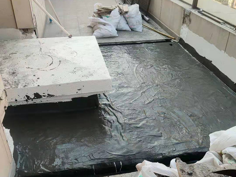 覆蓋底部丙綸保護(hù)層：清理基層，施工前要將基層表面的塵土和雜物清理干凈，然后用熱熔法改性瀝青卷材對(duì)防水層施工前在水落口、管根、陰陽(yáng)角等細(xì)部先做好附加層。鋪貼卷材，首先卷材的厚度要符合要求，將防水卷材裁剪成相應(yīng)的尺寸，用火焰噴槍加熱基層和卷材的交接處，趁卷材的材面剛剛?cè)刍瘯r(shí)將卷材向前滾鋪、粘貼。鋪貼平面與立面相連接的卷材應(yīng)由下向上進(jìn)行。 熱熔封邊，用噴槍將卷材搭接處加熱，讓其粘結(jié)牢固，然后涂刷第一遍防水涂料。防水施工前要先保證地面干凈、干燥，防水涂料要滿涂，確保無(wú)遺漏，與基層結(jié)合要牢固，無(wú)裂紋和氣泡等，防水涂料厚度要達(dá)到產(chǎn)品規(guī)定的要求。