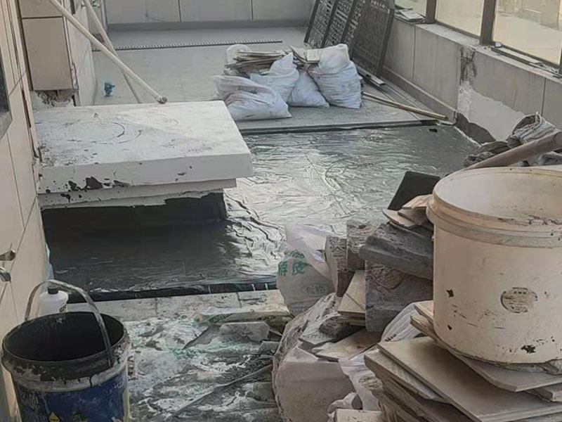 覆蓋底部丙綸保護(hù)層：清理基層，施工前要將基層表面的塵土和雜物清理干凈，然后用熱熔法改性瀝青卷材對(duì)防水層施工前在水落口、管根、陰陽(yáng)角等細(xì)部先做好附加層。鋪貼卷材，首先卷材的厚度要符合要求，將防水卷材裁剪成相應(yīng)的尺寸，用火焰噴槍加熱基層和卷材的交接處，趁卷材的材面剛剛?cè)刍瘯r(shí)將卷材向前滾鋪、粘貼。鋪貼平面與立面相連接的卷材應(yīng)由下向上進(jìn)行。 熱熔封邊，用噴槍將卷材搭接處加熱，讓其粘結(jié)牢固，然后涂刷第一遍防水涂料。防水施工前要先保證地面干凈、干燥，防水涂料要滿涂，確保無(wú)遺漏，與基層結(jié)合要牢固，無(wú)裂紋和氣泡等，防水涂料厚度要達(dá)到產(chǎn)品規(guī)定的要求。