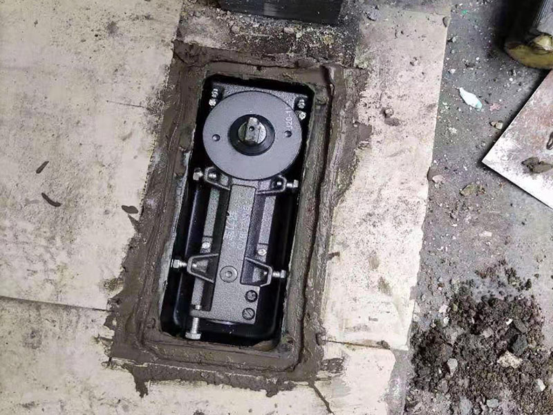 感應(yīng)門(mén)安裝維修：首先移動(dòng)門(mén)體確定門(mén)體的開(kāi)閉位置，然后確定限位器的位置。設(shè)定限位器裝置的位置時(shí)，應(yīng)使吊掛裝置碰到限位器的膠墊后停止。用六角扳手確實(shí)擰緊固定安裝螺栓。 地輪的安裝，在安裝時(shí)地輪的中心位置根據(jù)門(mén)體動(dòng)扇寬度的一半加上5mm。(前提為動(dòng)扇底部?jī)?nèi)有滑道的，如果沒(méi)有滑道直接是包飾板的應(yīng)考慮其在內(nèi)部的空間距離，根據(jù)實(shí)際來(lái)計(jì)算)安裝后請(qǐng)確保門(mén)體上下縫隙相同，以免時(shí)間長(zhǎng)損壞地輪。