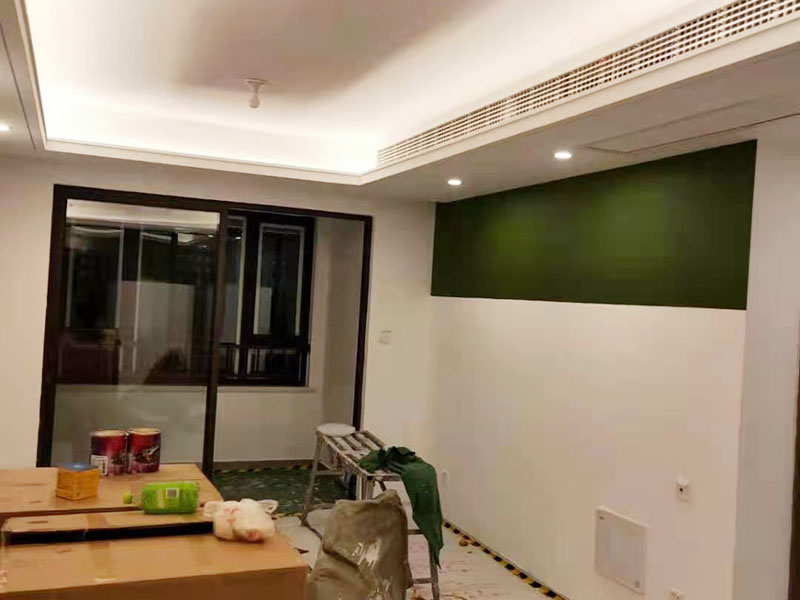 全屋墻面局部改色：如果原來的乳膠漆墻面沒有出現(xiàn)太大的裂痕或是掉皮，僅僅只是墻面表面舊了的話就可以直接涂刷。 要是原來的墻面出現(xiàn)質(zhì)量問題，就要先把原來的墻面處理清楚才可以進行涂刷。比如出現(xiàn)裂紋的話，首先在裂紋的兩旁鏟除10cm寬，在把鏟除的地方清理干凈后，然后用108膠粘貼&ldquo;滌綸&rdquo;布，再用石膏找平，最后涂上要改的顏色即可。如果墻面掉皮，有可能是墻面滲水造成的，這個問題就比較嚴重，需要鏟除全部的墻面再進行重新施工。