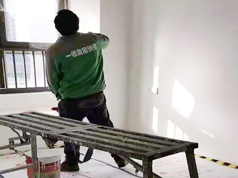 全屋墻面局部改色：如果原來的乳膠漆墻面沒有出現(xiàn)太大的裂痕或是掉皮，僅僅只是墻面表面舊了的話就可以直接涂刷。 要是原來的墻面出現(xiàn)質(zhì)量問題，就要先把原來的墻面處理清楚才可以進行涂刷。比如出現(xiàn)裂紋的話，首先在裂紋的兩旁鏟除10cm寬，在把鏟除的地方清理干凈后，然后用108膠粘貼&ldquo;滌綸&rdquo;布，再用石膏找平，最后涂上要改的顏色即可。如果墻面掉皮，有可能是墻面滲水造成的，這個問題就比較嚴重，需要鏟除全部的墻面再進行重新施工。