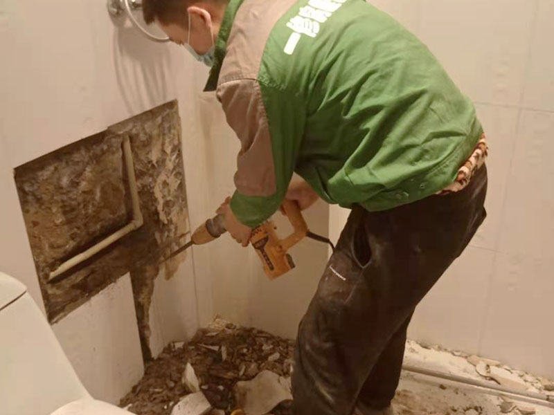 墻內(nèi)水管維修：首先根據(jù)施工圖看水管走向，如果漏水的位置后面埋有水管，可以先把家里面的水閘關(guān)掉，放干龍頭里面的水，如果一段時候后發(fā)現(xiàn)墻面水跡不見了，證明是水管出現(xiàn)問題。 如果是請的專業(yè)的維修師傅，可以讓師傅用打壓機(jī)直接打壓檢測，若確定是墻內(nèi)水管漏水，就可以直接鑿開墻壁找水管漏點(diǎn)。 可以先截?cái)嗨?，然后將暗水管漏水點(diǎn)的墻面開鑿，找到漏水的部分，先用小鋼鋸把漏水的地方鋸掉，注意鋸口要平。用砂紙把新露出的端口輕輕打磨，然后用接口套住，將備換的新管對準(zhǔn)接口口子，注意要對直。然后用熱熔器對新管道進(jìn)行熱熔連接。 或者是將鋸掉的管道清理干凈，用專用膠水涂在端口上，稍微晾一會兒;趁此時在&ldquo;竹節(jié)&rdquo;接頭內(nèi)涂上膠水。把端口和&ldquo;竹節(jié)&rdquo;連接，然后反復(fù)轉(zhuǎn)動，直到牢固。同樣的方法去連接另一端。最后在接縫處再涂適量的膠水，確保不滲漏。