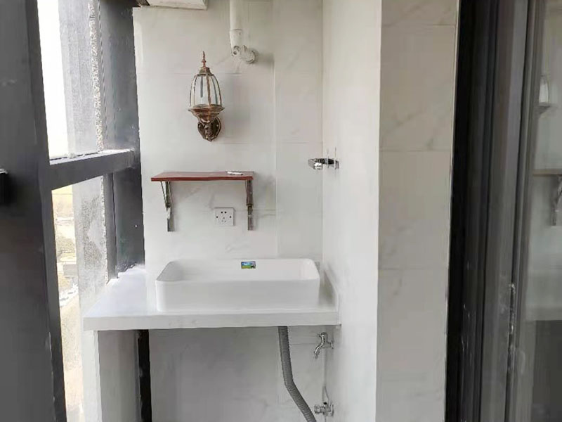 陽臺定制水槽安裝：水槽在安裝前一定要先確定好安裝的位置和尺寸，這樣方便我們按照尺寸訂購，最好是有水槽平面圖，免得數(shù)據(jù)不精確，導(dǎo)致返工。 另外，水槽安裝牢固以后，不要左右搖晃，很容易留下縫隙，造成松動。而且，最應(yīng)該留意的也是連接處縫隙的密封性。水槽放入臺面后，需要在墻體和臺面間安裝配套的掛件，但安裝過程中盡量多注意水槽的密封效果，最好能做好閉水試驗。