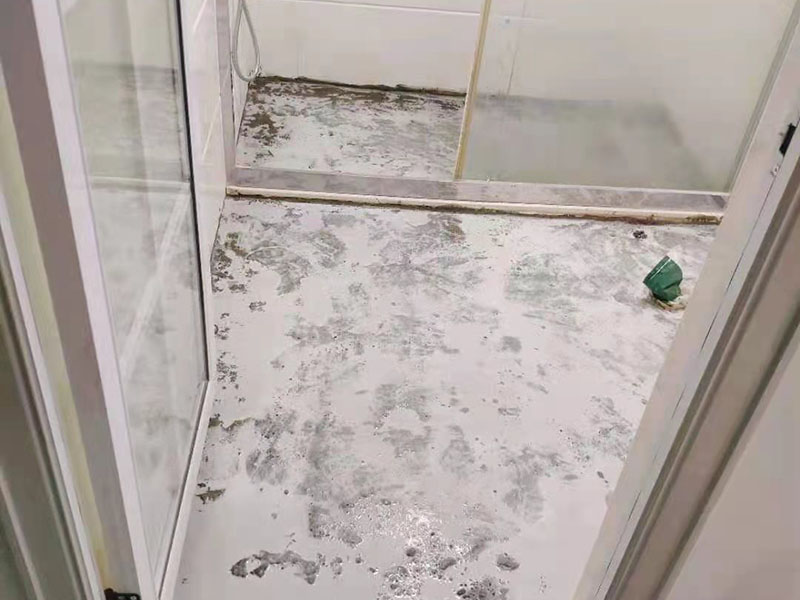 浴室貼磚裝修翻新：在鋪貼瓷磚前，我們要先把還沒涂抹水泥的地磚鋪在地上，并敲平，然后在地磚上涂滿水泥，鋪在地面，鋪地磚的過程中要對(duì)齊四塊磚的對(duì)角位置。   另外，在鋪貼瓷磚時(shí)也要講究鋪貼順序，在鋪地磚時(shí)應(yīng)從內(nèi)向外貼，有坡度或地漏的地方，要注意排水方向找坡，而墻面磚應(yīng)從下往上貼，底層的瓷磚要最后貼，這樣鋪貼出來(lái)才美觀，我們鋪完地磚后還要壓地磚。