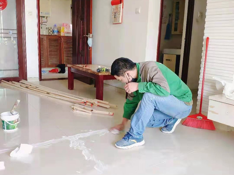 客廳瓷磚局部更換：沿瓷磚四周邊緣清除嵌縫白水泥，并用小鑿子仔細(xì)地拆除損壞的瓷磚。如四周瓷磚粘貼得很牢，又不想將四周瓷磚都換下，則可用裁玻璃的刀刻畫瓷磚的中間，將中間那部分瓷磚先鑿下來，然后用較鋒利的鋼鑿慢慢地將四周邊緣的碎瓷塊修理干凈。