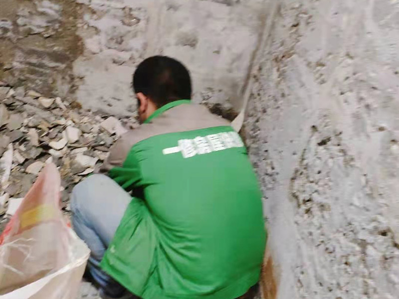 衛(wèi)生間墻磚重貼：首先要先把舊的瓷磚給弄下來。 鋪貼衛(wèi)生間瓷磚的水泥砂漿比例粘貼衛(wèi)生間瓷磚采用的水泥標(biāo)號為425號水泥,水泥沙子的混合比例不要大于1:3,水泥含量過重的話,會因?yàn)樗嗟呐蛎浵禂?shù)高而導(dǎo)致瓷磚的開裂,減少瓷磚的使用壽命。 衛(wèi)生間瓷磚泡水時(shí)長衛(wèi)生間如果采用釉面墻磚,用水泥砂漿作為粘接劑,瓷磚需要經(jīng)過泡水后鋪貼,泡水的時(shí)間以瓷磚完全浸泡后不冒氣泡的時(shí)間為宜,一般為三十分鐘就可以了。 鋪貼要留縫鋪貼衛(wèi)生間瓷磚無論是否屬于無縫磚,都必須留縫,建議不小于1mm,普通墻磚以1.5&mdash;2mm為宜,仿古磚縫隙可以適當(dāng)?shù)募訉挕? width=