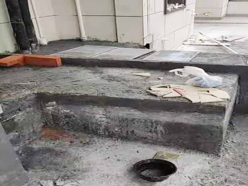 陽臺地面處理施工:防水能力差、表面比較光滑且不具備防滑能力的瓷磚，鋪裝在陽臺地面上是比較危險的事情。如果特別需要在陽臺地面鋪設(shè)瓷磚的話，建議盡量選用亞光面、光線反射率較低、同時具有防凍、防水、防滑等特點的瓷磚進行陽臺的地面鋪設(shè)。 　