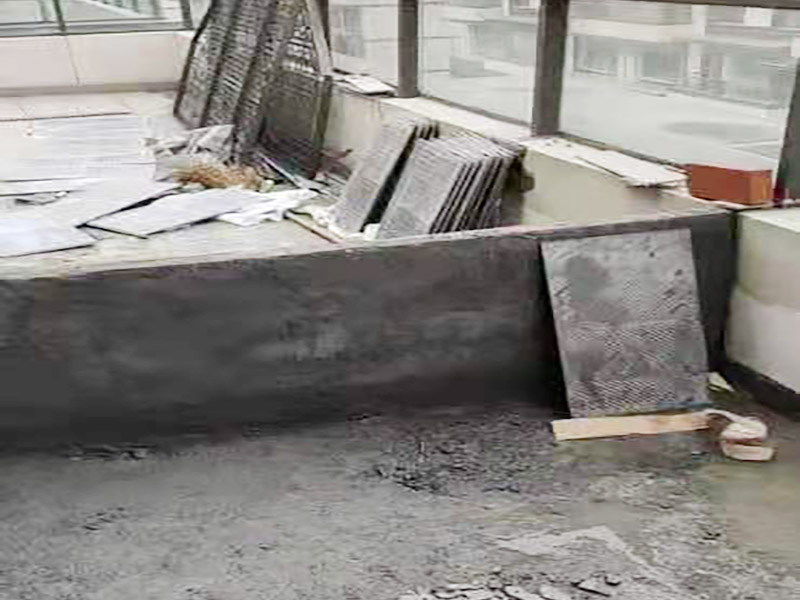 陽臺地面處理施工:防水能力差、表面比較光滑且不具備防滑能力的瓷磚，鋪裝在陽臺地面上是比較危險的事情。如果特別需要在陽臺地面鋪設(shè)瓷磚的話，建議盡量選用亞光面、光線反射率較低、同時具有防凍、防水、防滑等特點的瓷磚進行陽臺的地面鋪設(shè)。 　