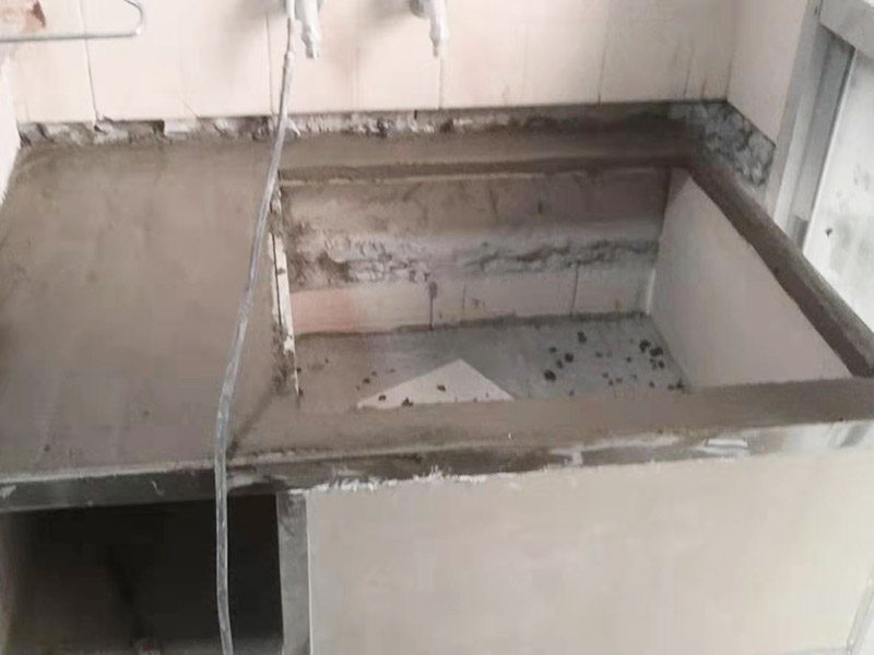 磚砌櫥柜施工：磚砌櫥柜相對于集成櫥柜來說，磚砌櫥柜使用到的材料大多數(shù)都是無污染的原材料，它的環(huán)保系數(shù)還是可以的。磚砌櫥柜比較經(jīng)濟耐用，它的質地比較結實，隨隨便便應該是損壞不了的，即使長期的做菜做飯動靜很大，也不至于直接會損壞櫥柜。 1.先砌好櫥柜底座或背墻磚，貼好踢腳線邊條。 2.預留好立柱位置，貼櫥柜底面磚和背墻。 3.制作立柱。 4.站立好立柱后，在槽里加上砂漿，底面槽內外端用一小塊?；u墊上，墊的時候這塊小磚直接與地層的邊磚接觸，保持厚度2公分左右。 5.臺面放鋼筯和澆筑混凝土。澆筑完成后，安裝臺面和柜門。臺面可以采用大理石、石英石或者?；u。