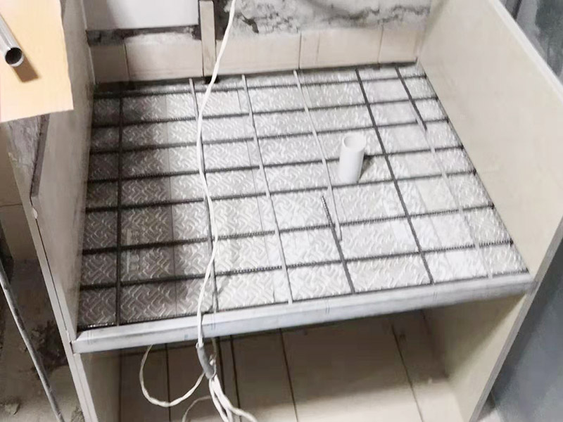 磚砌櫥柜施工：磚砌櫥柜相對于集成櫥柜來說，磚砌櫥柜使用到的材料大多數(shù)都是無污染的原材料，它的環(huán)保系數(shù)還是可以的。磚砌櫥柜比較經(jīng)濟耐用，它的質地比較結實，隨隨便便應該是損壞不了的，即使長期的做菜做飯動靜很大，也不至于直接會損壞櫥柜。 1.先砌好櫥柜底座或背墻磚，貼好踢腳線邊條。 2.預留好立柱位置，貼櫥柜底面磚和背墻。 3.制作立柱。 4.站立好立柱后，在槽里加上砂漿，底面槽內外端用一小塊玻化磚墊上，墊的時候這塊小磚直接與地層的邊磚接觸，保持厚度2公分左右。 5.臺面放鋼筯和澆筑混凝土。澆筑完成后，安裝臺面和柜門。臺面可以采用大理石、石英石或者?；u。