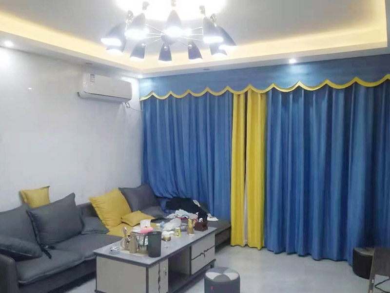 全屋裝修翻新：在舊房翻新中最先實(shí)施的是主題拆除，其中主要包括墻面、地面、門(mén)窗、水路、電路等各方面的拆除。第二步就是結(jié)構(gòu)的改造啦。比如可以考慮做開(kāi)放式廚房、衛(wèi)生間蹲位可以換成座便等。這里要特別講一下，舊房翻新業(yè)主們?cè)谧鼋Y(jié)構(gòu)優(yōu)化時(shí)，廚房、衛(wèi)生間在包立管時(shí)一定要留有檢查口以便維修，舊房的承重墻一定不能拆除否則造成安全隱患。包括檢查吊頂內(nèi)的供水、空調(diào)、通風(fēng)等設(shè)施的管道、線路、設(shè)備是否已做密閉試驗(yàn)，電器絕緣、電阻測(cè)試，連接是否牢固、接頭做法是否符合要求、易燃材料是否已做防火等。