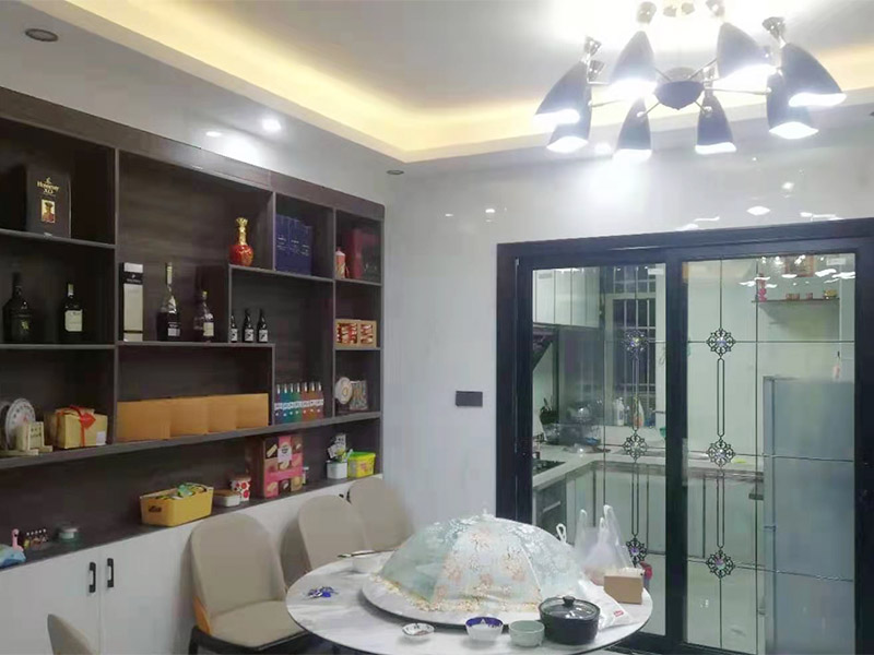 全屋裝修翻新：在舊房翻新中最先實(shí)施的是主題拆除，其中主要包括墻面、地面、門(mén)窗、水路、電路等各方面的拆除。第二步就是結(jié)構(gòu)的改造啦。比如可以考慮做開(kāi)放式廚房、衛(wèi)生間蹲位可以換成座便等。這里要特別講一下，舊房翻新業(yè)主們?cè)谧鼋Y(jié)構(gòu)優(yōu)化時(shí)，廚房、衛(wèi)生間在包立管時(shí)一定要留有檢查口以便維修，舊房的承重墻一定不能拆除否則造成安全隱患。包括檢查吊頂內(nèi)的供水、空調(diào)、通風(fēng)等設(shè)施的管道、線路、設(shè)備是否已做密閉試驗(yàn)，電器絕緣、電阻測(cè)試，連接是否牢固、接頭做法是否符合要求、易燃材料是否已做防火等。