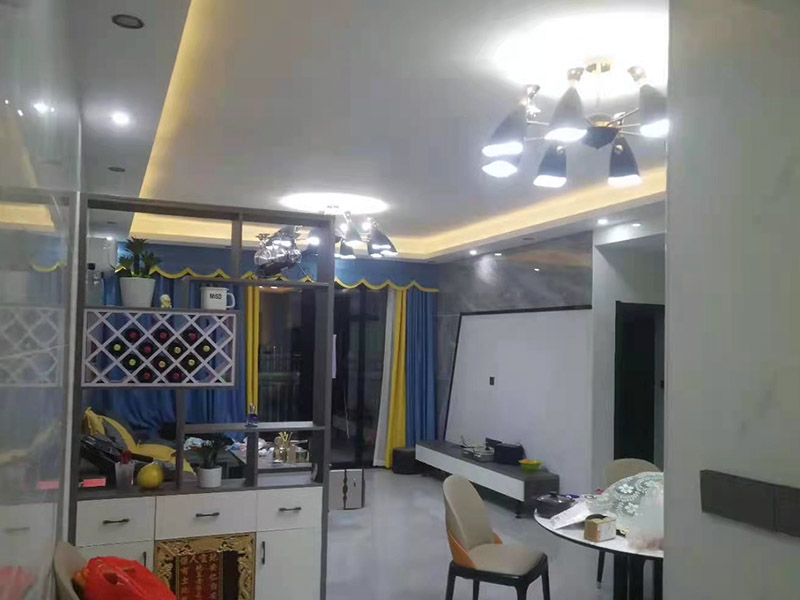 全屋裝修翻新：在舊房翻新中最先實(shí)施的是主題拆除，其中主要包括墻面、地面、門(mén)窗、水路、電路等各方面的拆除。第二步就是結(jié)構(gòu)的改造啦。比如可以考慮做開(kāi)放式廚房、衛(wèi)生間蹲位可以換成座便等。這里要特別講一下，舊房翻新業(yè)主們?cè)谧鼋Y(jié)構(gòu)優(yōu)化時(shí)，廚房、衛(wèi)生間在包立管時(shí)一定要留有檢查口以便維修，舊房的承重墻一定不能拆除否則造成安全隱患。包括檢查吊頂內(nèi)的供水、空調(diào)、通風(fēng)等設(shè)施的管道、線路、設(shè)備是否已做密閉試驗(yàn)，電器絕緣、電阻測(cè)試，連接是否牢固、接頭做法是否符合要求、易燃材料是否已做防火等。