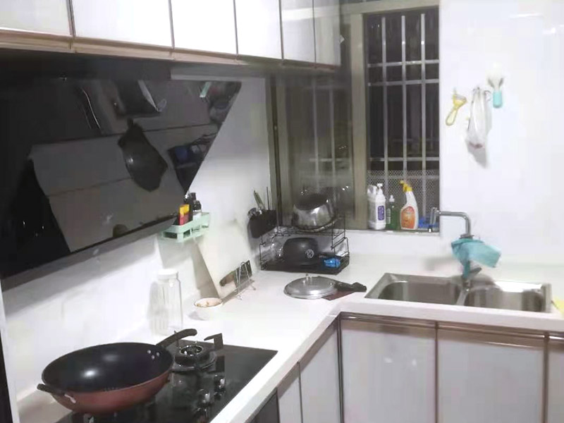 全屋裝修翻新：在舊房翻新中最先實(shí)施的是主題拆除，其中主要包括墻面、地面、門(mén)窗、水路、電路等各方面的拆除。第二步就是結(jié)構(gòu)的改造啦。比如可以考慮做開(kāi)放式廚房、衛(wèi)生間蹲位可以換成座便等。這里要特別講一下，舊房翻新業(yè)主們?cè)谧鼋Y(jié)構(gòu)優(yōu)化時(shí)，廚房、衛(wèi)生間在包立管時(shí)一定要留有檢查口以便維修，舊房的承重墻一定不能拆除否則造成安全隱患。包括檢查吊頂內(nèi)的供水、空調(diào)、通風(fēng)等設(shè)施的管道、線路、設(shè)備是否已做密閉試驗(yàn)，電器絕緣、電阻測(cè)試，連接是否牢固、接頭做法是否符合要求、易燃材料是否已做防火等。