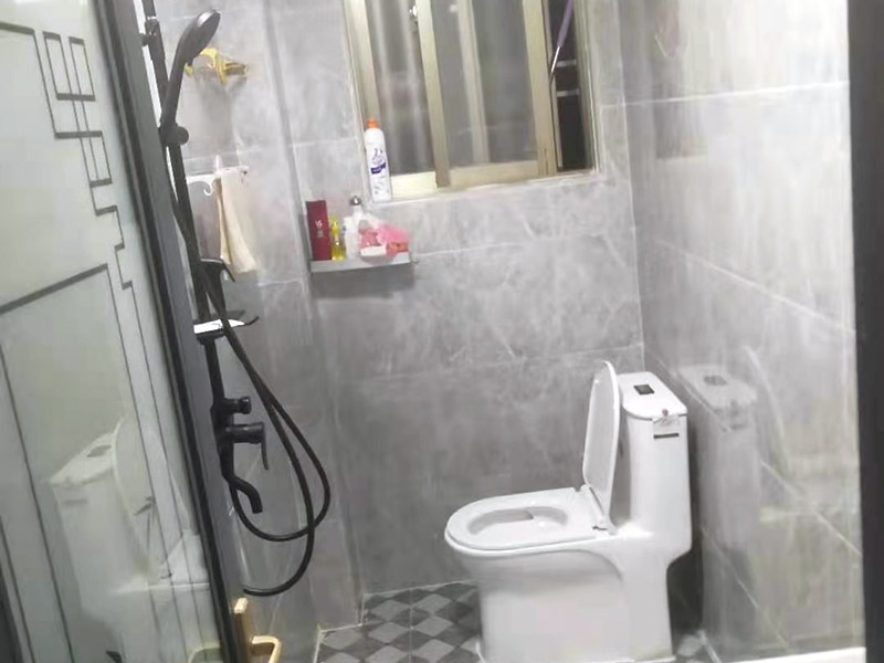 全屋裝修翻新：在舊房翻新中最先實(shí)施的是主題拆除，其中主要包括墻面、地面、門(mén)窗、水路、電路等各方面的拆除。第二步就是結(jié)構(gòu)的改造啦。比如可以考慮做開(kāi)放式廚房、衛(wèi)生間蹲位可以換成座便等。這里要特別講一下，舊房翻新業(yè)主們?cè)谧鼋Y(jié)構(gòu)優(yōu)化時(shí)，廚房、衛(wèi)生間在包立管時(shí)一定要留有檢查口以便維修，舊房的承重墻一定不能拆除否則造成安全隱患。包括檢查吊頂內(nèi)的供水、空調(diào)、通風(fēng)等設(shè)施的管道、線路、設(shè)備是否已做密閉試驗(yàn)，電器絕緣、電阻測(cè)試，連接是否牢固、接頭做法是否符合要求、易燃材料是否已做防火等。