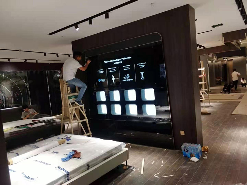 門店裝修翻新:店鋪內(nèi)是要擺放各種商品的，因此店鋪的內(nèi)部一定要合理的布局，專業(yè)的設(shè)計師都知道要進行合理的內(nèi)部設(shè)計，最好是設(shè)計成柜臺或者是墻掛，這樣就可以令商品整齊有序的展示出來，讓消費者更好的挑選商品，提高銷售業(yè)績。先預(yù)算好料，可以先到建材市場問價格，把各種材料價格問清楚，做出一個初步的估算，看是否和自己預(yù)算中的有差別，然后做出調(diào)整。