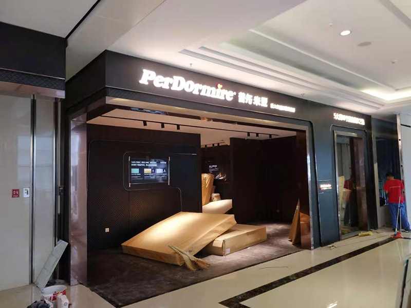 門店裝修翻新:店鋪內(nèi)是要擺放各種商品的，因此店鋪的內(nèi)部一定要合理的布局，專業(yè)的設(shè)計師都知道要進行合理的內(nèi)部設(shè)計，最好是設(shè)計成柜臺或者是墻掛，這樣就可以令商品整齊有序的展示出來，讓消費者更好的挑選商品，提高銷售業(yè)績。先預(yù)算好料，可以先到建材市場問價格，把各種材料價格問清楚，做出一個初步的估算，看是否和自己預(yù)算中的有差別，然后做出調(diào)整。