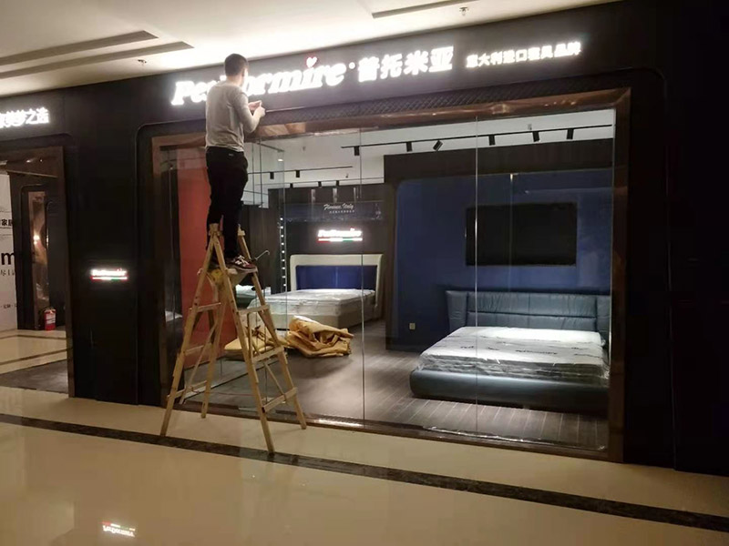 門店裝修翻新:店鋪內(nèi)是要擺放各種商品的，因此店鋪的內(nèi)部一定要合理的布局，專業(yè)的設(shè)計師都知道要進行合理的內(nèi)部設(shè)計，最好是設(shè)計成柜臺或者是墻掛，這樣就可以令商品整齊有序的展示出來，讓消費者更好的挑選商品，提高銷售業(yè)績。先預(yù)算好料，可以先到建材市場問價格，把各種材料價格問清楚，做出一個初步的估算，看是否和自己預(yù)算中的有差別，然后做出調(diào)整。