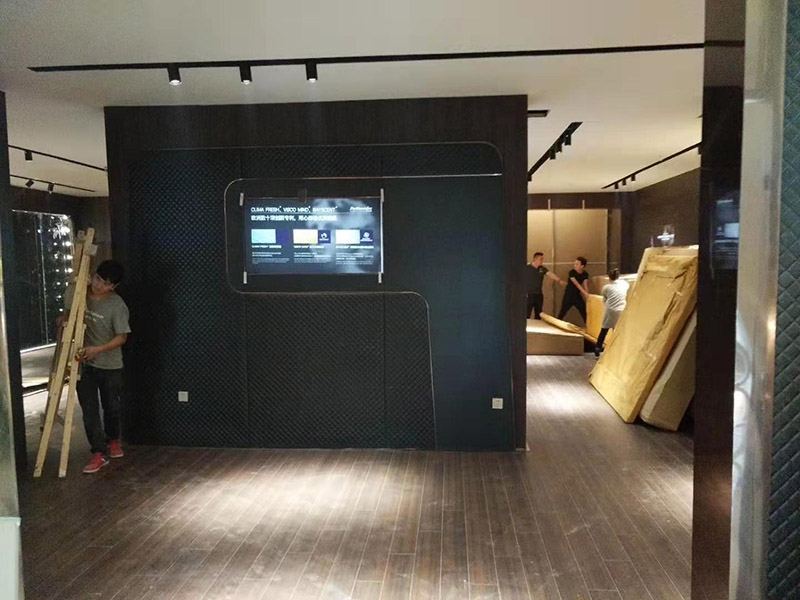 門店裝修翻新:店鋪內(nèi)是要擺放各種商品的，因此店鋪的內(nèi)部一定要合理的布局，專業(yè)的設(shè)計師都知道要進行合理的內(nèi)部設(shè)計，最好是設(shè)計成柜臺或者是墻掛，這樣就可以令商品整齊有序的展示出來，讓消費者更好的挑選商品，提高銷售業(yè)績。先預(yù)算好料，可以先到建材市場問價格，把各種材料價格問清楚，做出一個初步的估算，看是否和自己預(yù)算中的有差別，然后做出調(diào)整。