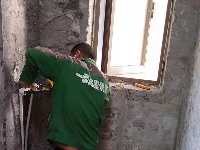 衛(wèi)生間裝修改造:需要對其做相應(yīng)的防水處理。因為在日常的家庭中，衛(wèi)生間的水是處處可見的，非常潮濕。衛(wèi)生間內(nèi)的防水涂料是由地面延伸到墻面的，涂刷過程中精良的保證厚度均勻。還需要處理好地面和墻面交界處的各類管件的涂刷。待防水處理完全確定后，等待地面干透就可以做后續(xù)的工程了。著重提醒，衛(wèi)生間下水口位置的防水要特別處理好，保證今后的檢查與維修。