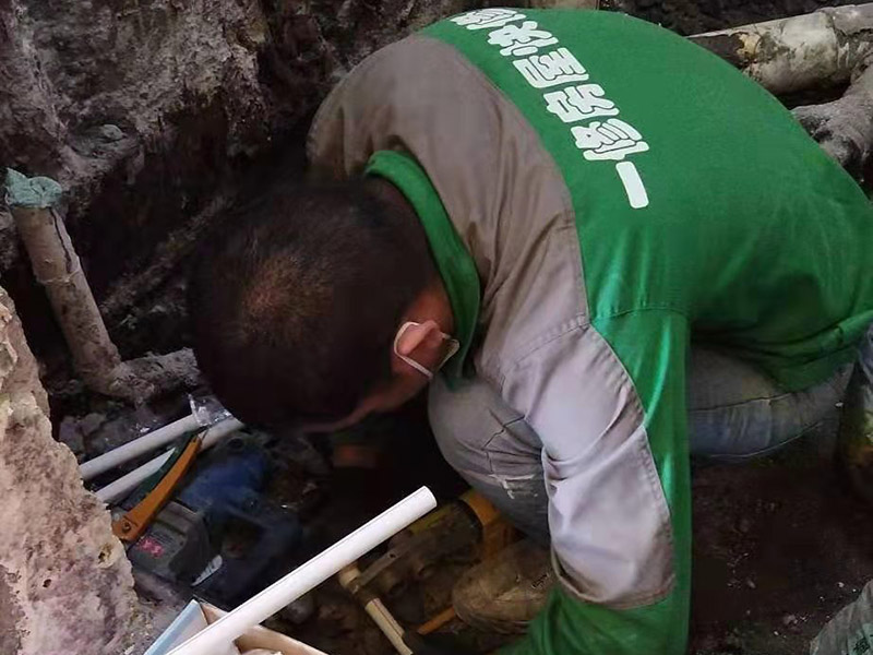 衛(wèi)生間裝修改造:需要對其做相應(yīng)的防水處理。因為在日常的家庭中，衛(wèi)生間的水是處處可見的，非常潮濕。衛(wèi)生間內(nèi)的防水涂料是由地面延伸到墻面的，涂刷過程中精良的保證厚度均勻。還需要處理好地面和墻面交界處的各類管件的涂刷。待防水處理完全確定后，等待地面干透就可以做后續(xù)的工程了。著重提醒，衛(wèi)生間下水口位置的防水要特別處理好，保證今后的檢查與維修。