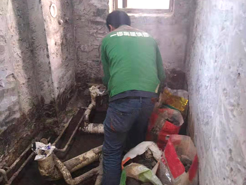 衛(wèi)生間裝修改造:需要對其做相應(yīng)的防水處理。因為在日常的家庭中，衛(wèi)生間的水是處處可見的，非常潮濕。衛(wèi)生間內(nèi)的防水涂料是由地面延伸到墻面的，涂刷過程中精良的保證厚度均勻。還需要處理好地面和墻面交界處的各類管件的涂刷。待防水處理完全確定后，等待地面干透就可以做后續(xù)的工程了。著重提醒，衛(wèi)生間下水口位置的防水要特別處理好，保證今后的檢查與維修。