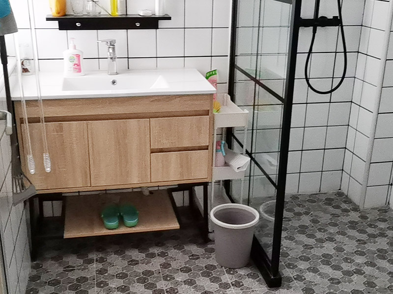 新房裝修設(shè)計：開工前的成品保護(hù)也是檢驗一個施工方或裝修公司質(zhì)量標(biāo)準(zhǔn)的因素之一門窗的成品保護(hù)能有效保護(hù)門窗不被刮花施工損壞并且也能有效隔絕揚塵保護(hù)門窗使用。鏟除原墻面一定要鏟干凈漏出原有墻面水泥層未鏟干凈可能導(dǎo)致后期墻面處理的基層開裂脫落。新建墻體表層或新舊墻體接縫處應(yīng)加掛鐵絲網(wǎng)以增加墻體和外面貼瓷磚的穩(wěn)固性避免新建輕體墻出現(xiàn)開裂、抹灰層出現(xiàn)脫落等現(xiàn)象。施工前應(yīng)根據(jù)設(shè)計出具詳細(xì)的水電定位圖及水電走向圖。應(yīng)嚴(yán)格要求施工方根據(jù)走向設(shè)計進(jìn)行墻面、地面的開槽和布線。水路改造前應(yīng)對室內(nèi)水路進(jìn)行試壓、檢測原有水管是否存在問題。水路設(shè)計應(yīng)根據(jù)廚衛(wèi)設(shè)計規(guī)劃進(jìn)行走向和點位設(shè)計確保所有尺寸和點位能切合和對應(yīng)。