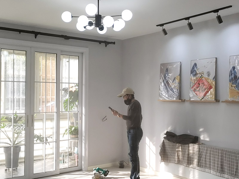 新房裝修設(shè)計：開工前的成品保護(hù)也是檢驗一個施工方或裝修公司質(zhì)量標(biāo)準(zhǔn)的因素之一門窗的成品保護(hù)能有效保護(hù)門窗不被刮花施工損壞并且也能有效隔絕揚塵保護(hù)門窗使用。鏟除原墻面一定要鏟干凈漏出原有墻面水泥層未鏟干凈可能導(dǎo)致后期墻面處理的基層開裂脫落。新建墻體表層或新舊墻體接縫處應(yīng)加掛鐵絲網(wǎng)以增加墻體和外面貼瓷磚的穩(wěn)固性避免新建輕體墻出現(xiàn)開裂、抹灰層出現(xiàn)脫落等現(xiàn)象。施工前應(yīng)根據(jù)設(shè)計出具詳細(xì)的水電定位圖及水電走向圖。應(yīng)嚴(yán)格要求施工方根據(jù)走向設(shè)計進(jìn)行墻面、地面的開槽和布線。水路改造前應(yīng)對室內(nèi)水路進(jìn)行試壓、檢測原有水管是否存在問題。水路設(shè)計應(yīng)根據(jù)廚衛(wèi)設(shè)計規(guī)劃進(jìn)行走向和點位設(shè)計確保所有尺寸和點位能切合和對應(yīng)。