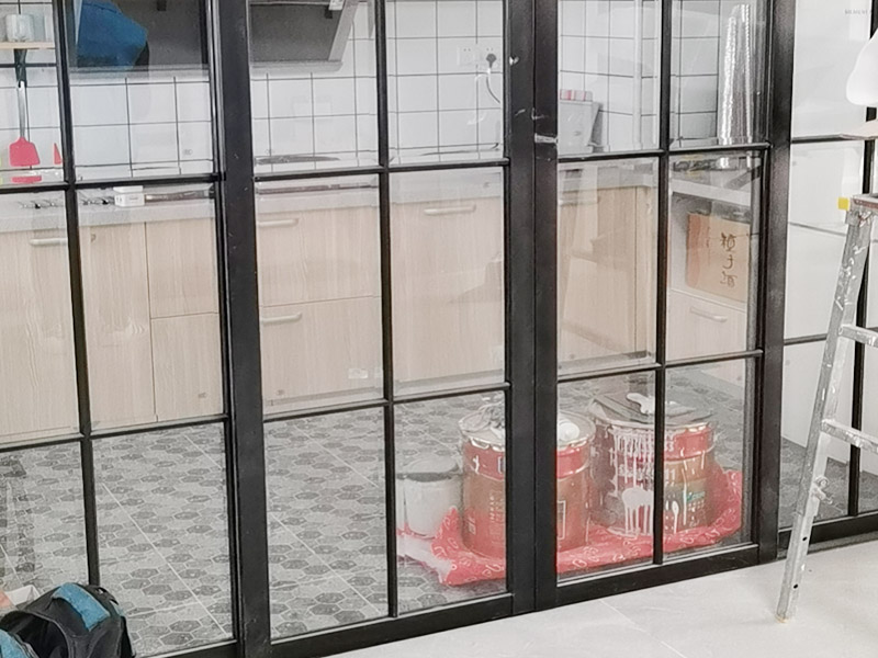 新房裝修設(shè)計：開工前的成品保護(hù)也是檢驗一個施工方或裝修公司質(zhì)量標(biāo)準(zhǔn)的因素之一門窗的成品保護(hù)能有效保護(hù)門窗不被刮花施工損壞并且也能有效隔絕揚塵保護(hù)門窗使用。鏟除原墻面一定要鏟干凈漏出原有墻面水泥層未鏟干凈可能導(dǎo)致后期墻面處理的基層開裂脫落。新建墻體表層或新舊墻體接縫處應(yīng)加掛鐵絲網(wǎng)以增加墻體和外面貼瓷磚的穩(wěn)固性避免新建輕體墻出現(xiàn)開裂、抹灰層出現(xiàn)脫落等現(xiàn)象。施工前應(yīng)根據(jù)設(shè)計出具詳細(xì)的水電定位圖及水電走向圖。應(yīng)嚴(yán)格要求施工方根據(jù)走向設(shè)計進(jìn)行墻面、地面的開槽和布線。水路改造前應(yīng)對室內(nèi)水路進(jìn)行試壓、檢測原有水管是否存在問題。水路設(shè)計應(yīng)根據(jù)廚衛(wèi)設(shè)計規(guī)劃進(jìn)行走向和點位設(shè)計確保所有尺寸和點位能切合和對應(yīng)。